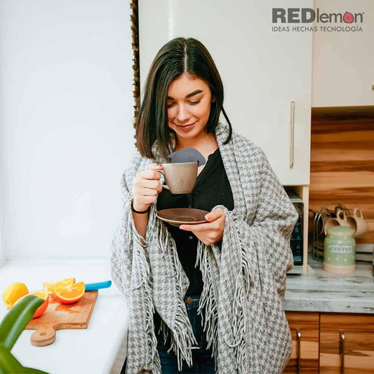 Chica tomando una taza de té en su cocina