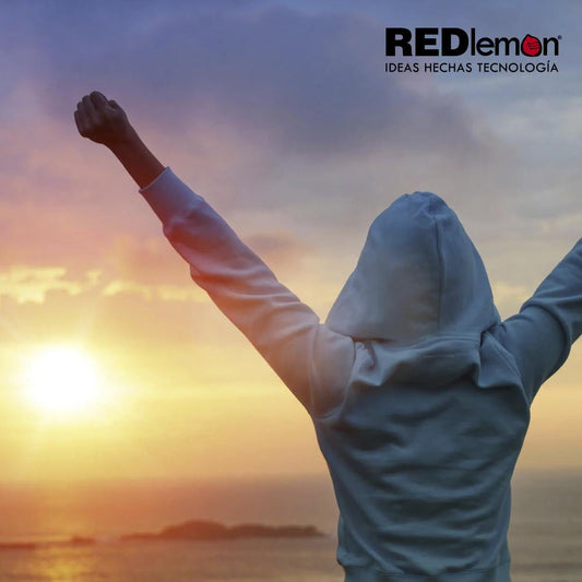 Mujer con brazos extendidos en el atardecer