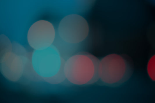 a blurry photo of a red and blue light