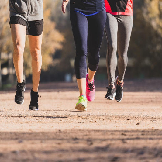 Personas haciendo ejercicio corriendo