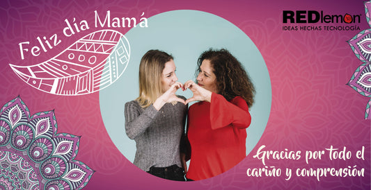 Hija y Mamá haciendo un corazón con sus manos