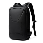 Mochila Sendera negra de 21 L para laptop con frente angular y correas acolchadas