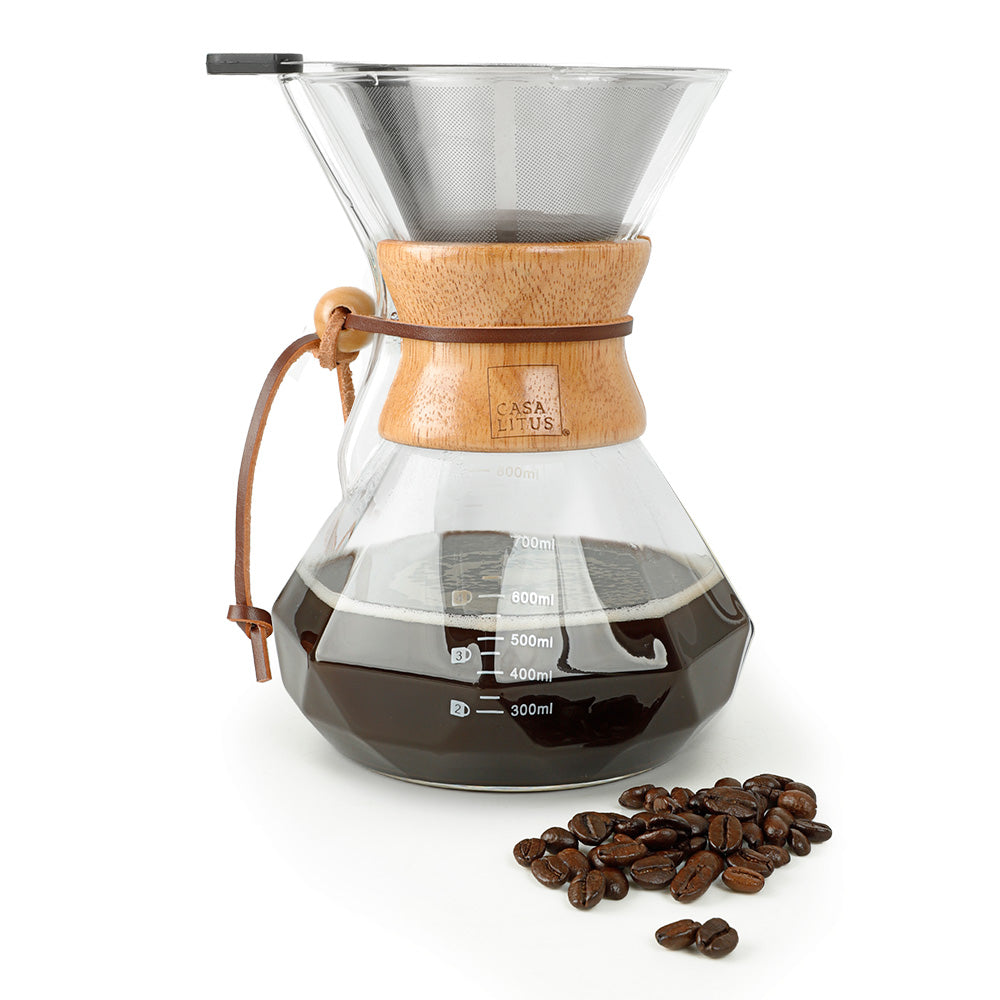 Cafetera pour over Casa Litus de vidrio con filtro metálico, cuello de madera y café preparado