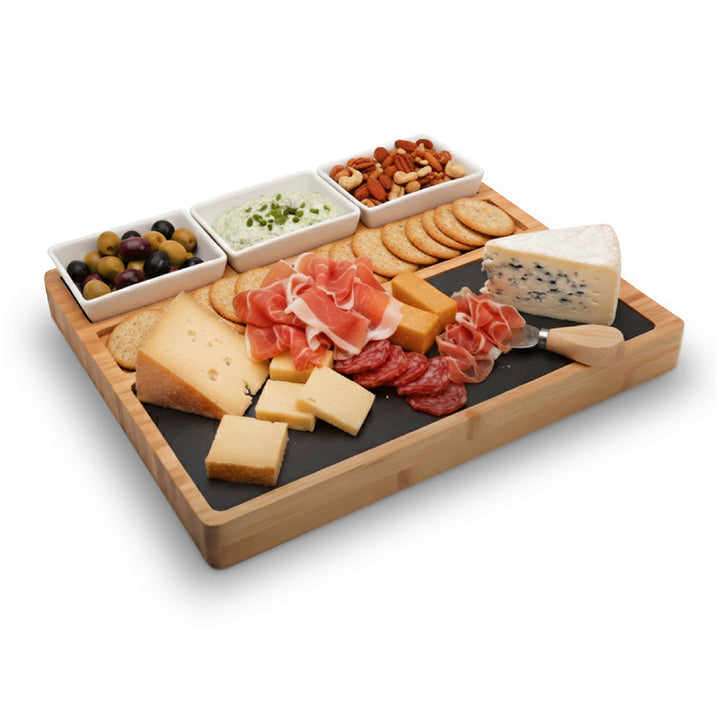 Tabla de bambú Casa Litus con quesos, carnes frías, galletas y tres salseros blancos