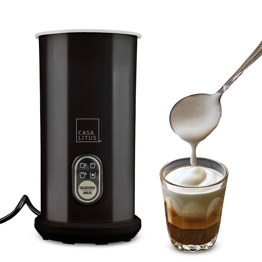 Espumador eléctrico Casa Litus negro junto a un vaso de café con espuma de leche