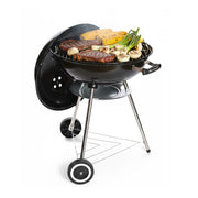 Asador de carbón HIKEO negro de 55 cm con tapa abierta, parrilla con alimentos, ruedas y repisa inferior