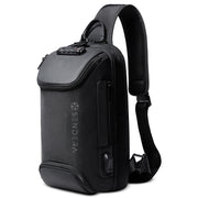 Mochila crossbody Sendera negra con correa acolchada, compartimentos frontales y puerto USB lateral