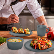 Vajilla Casa Litus gris con platos de comida y taza, uso en cocina