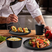 Vajilla Casa Litus negra con platos de comida y taza, uso en cocina