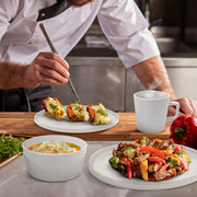 Vajilla Casa Litus blanca con platos de comida y taza, uso en cocina
