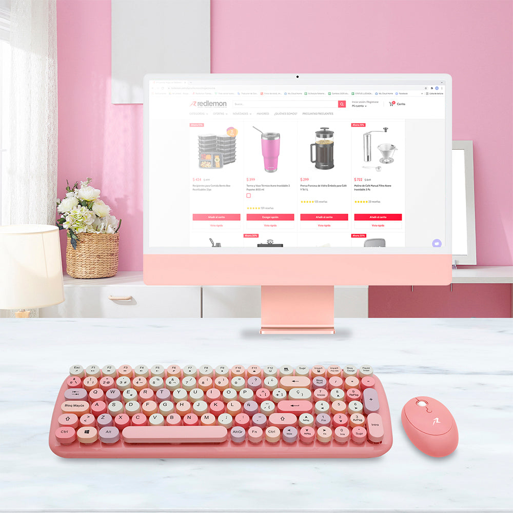 Kit de teclado y mouse rosa en escritorio de oficina
