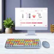 Kit de teclado y mouse azul multicolor en escritorio de oficina