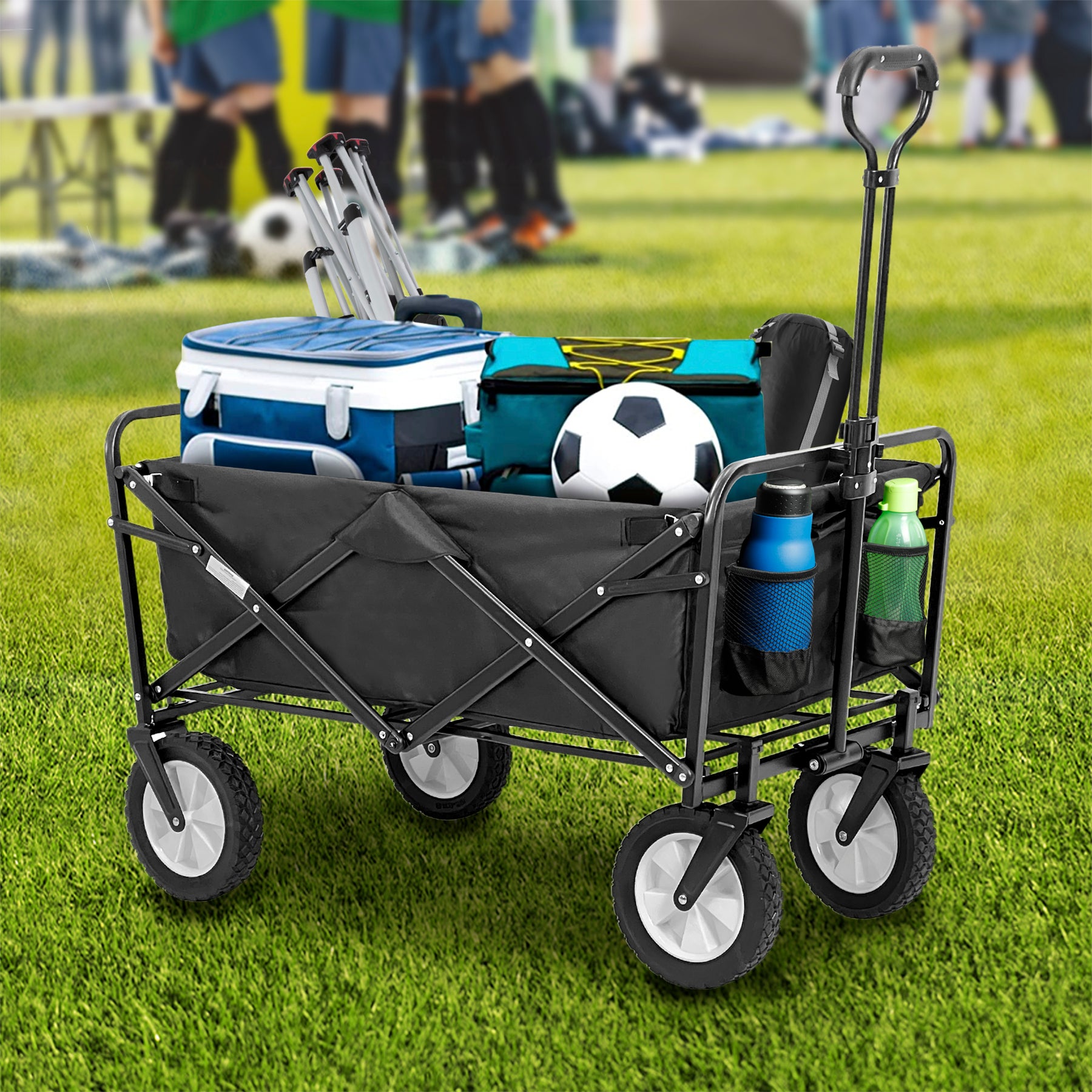 Carrito HIKEO cargado con hieleras y equipo deportivo en un parque