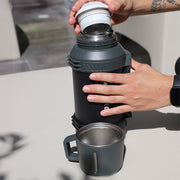 Termo de Acero Inoxidable 1.6 L con Taza y Correa HIKEO — contenido y accesorios