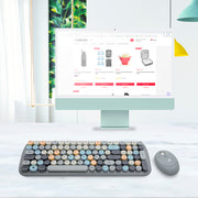 Kit de teclado y mouse gris en escritorio de oficina