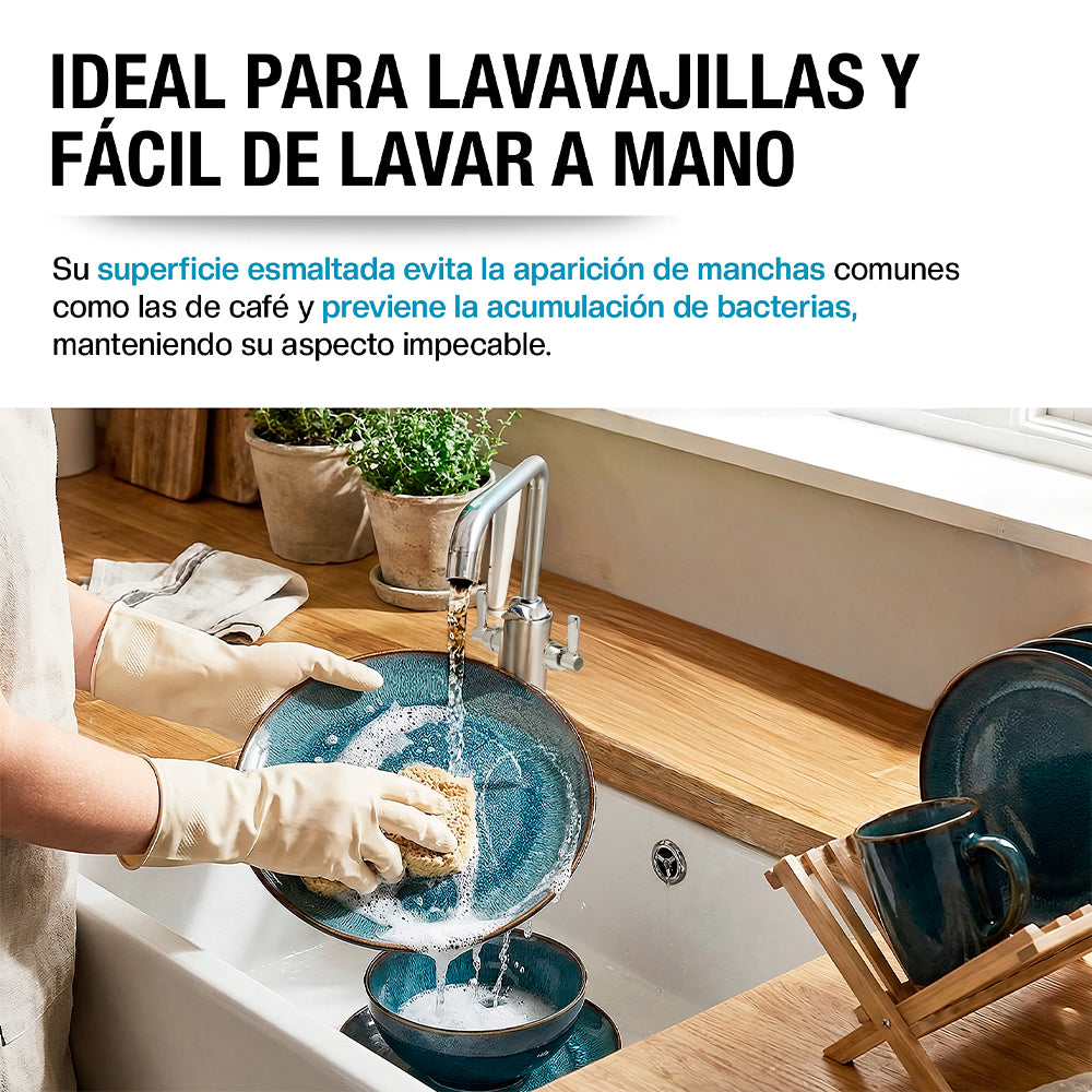 Plato de la vajilla Casa Litus azul lavado a mano en un fregadero