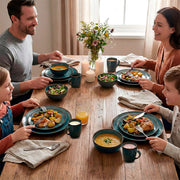 Familia de cuatro personas usando la vajilla Casa Litus azul en una mesa