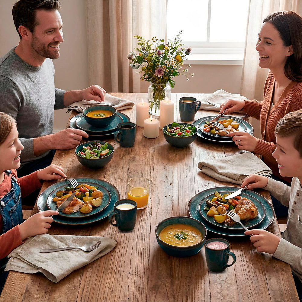 Familia de cuatro personas usando la vajilla Casa Litus azul en una mesa